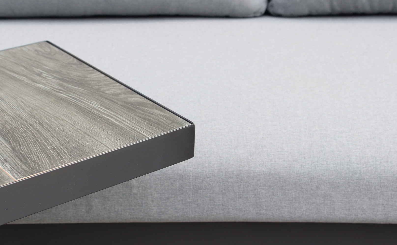 Divano con tavolino komodo c/cuscini