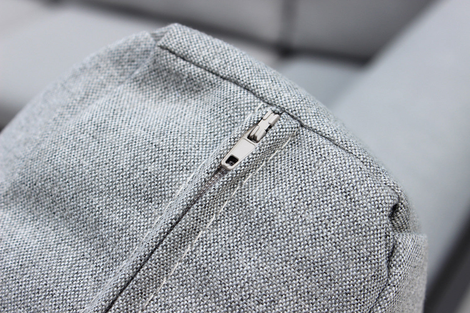 Divano con tavolino komodo c/cuscini