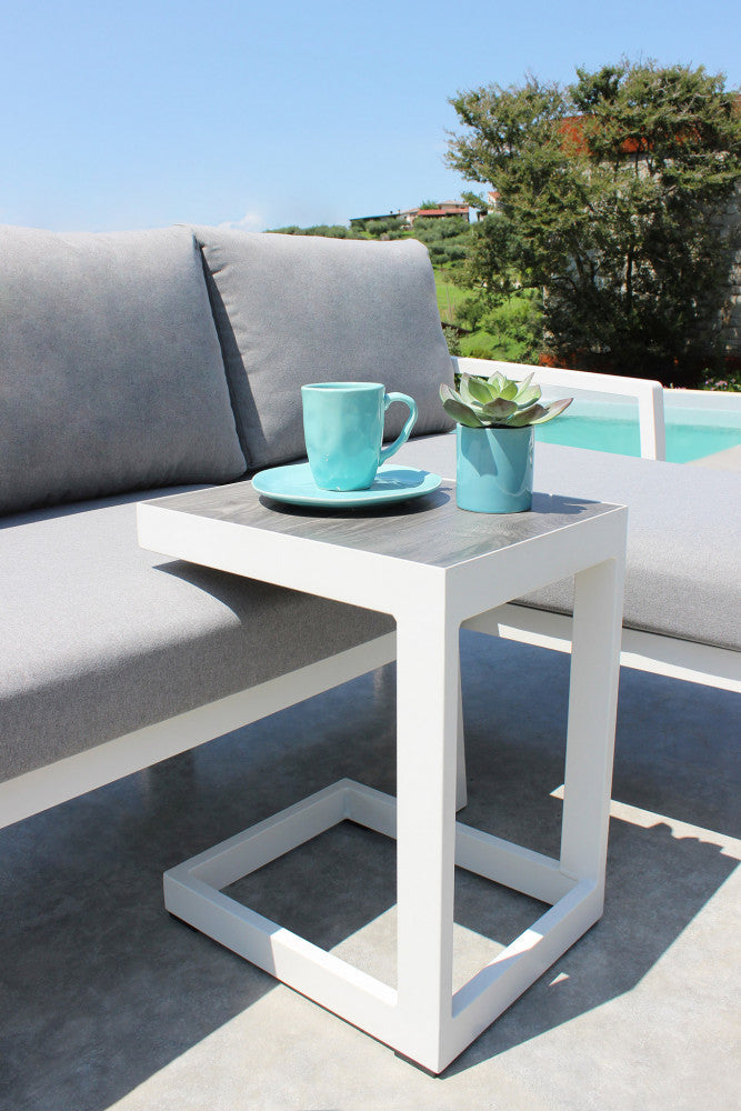 Divano con tavolino komodo c/cuscini