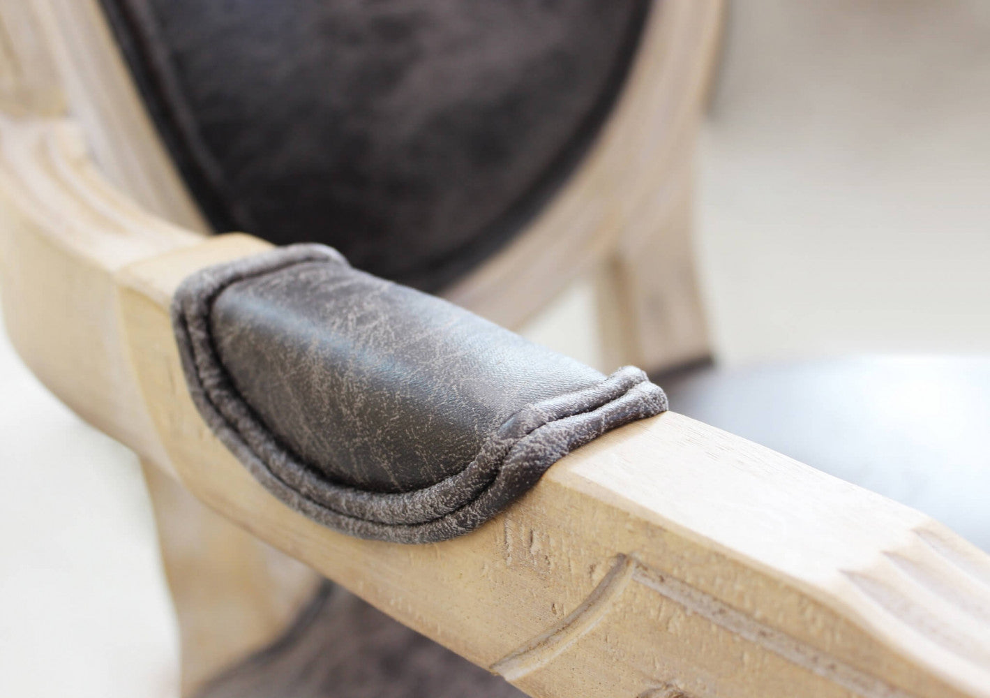 Poltrona constance in ecopelle nera