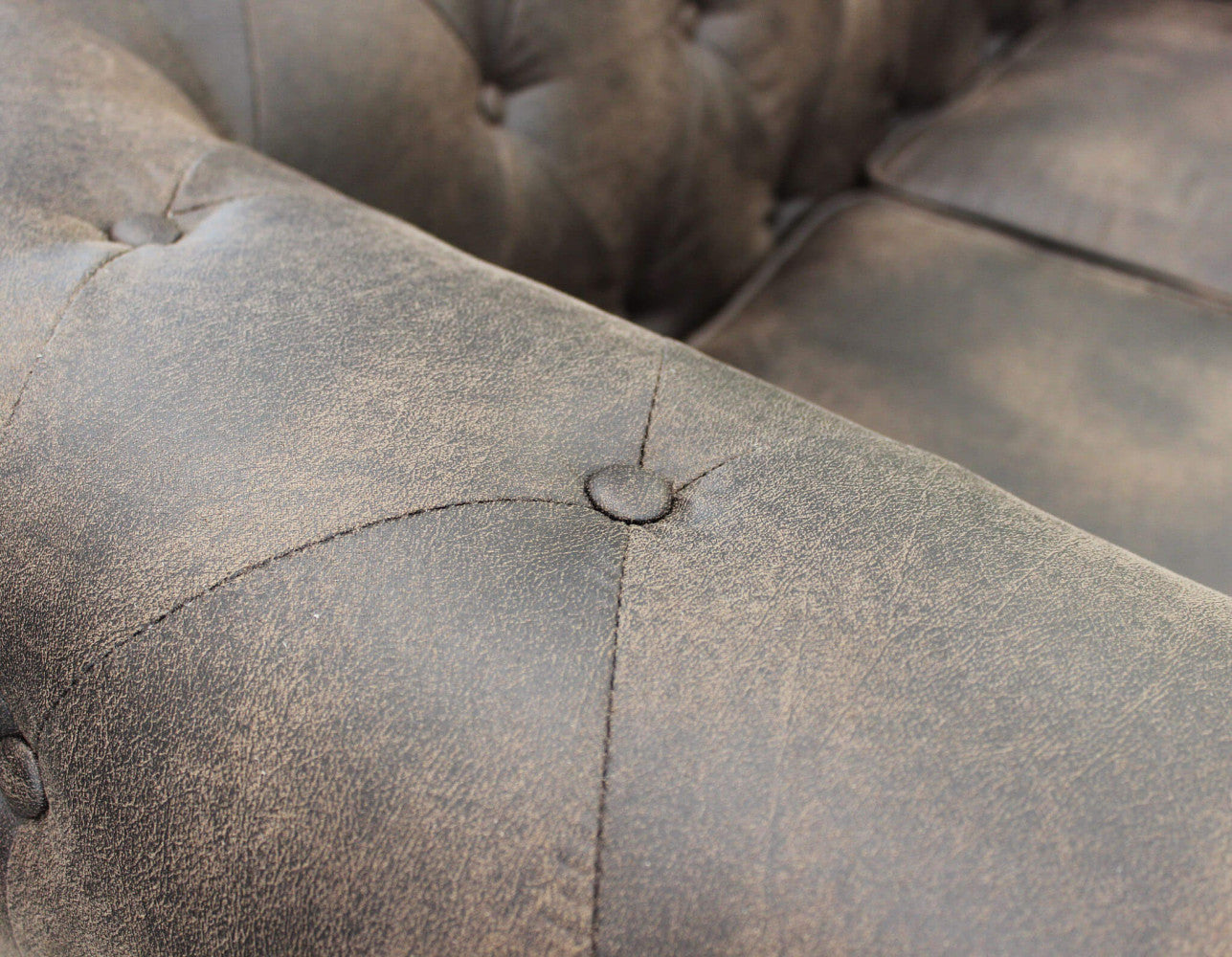 Divano 2 posti chesterfield in ecopelle vintage marrone