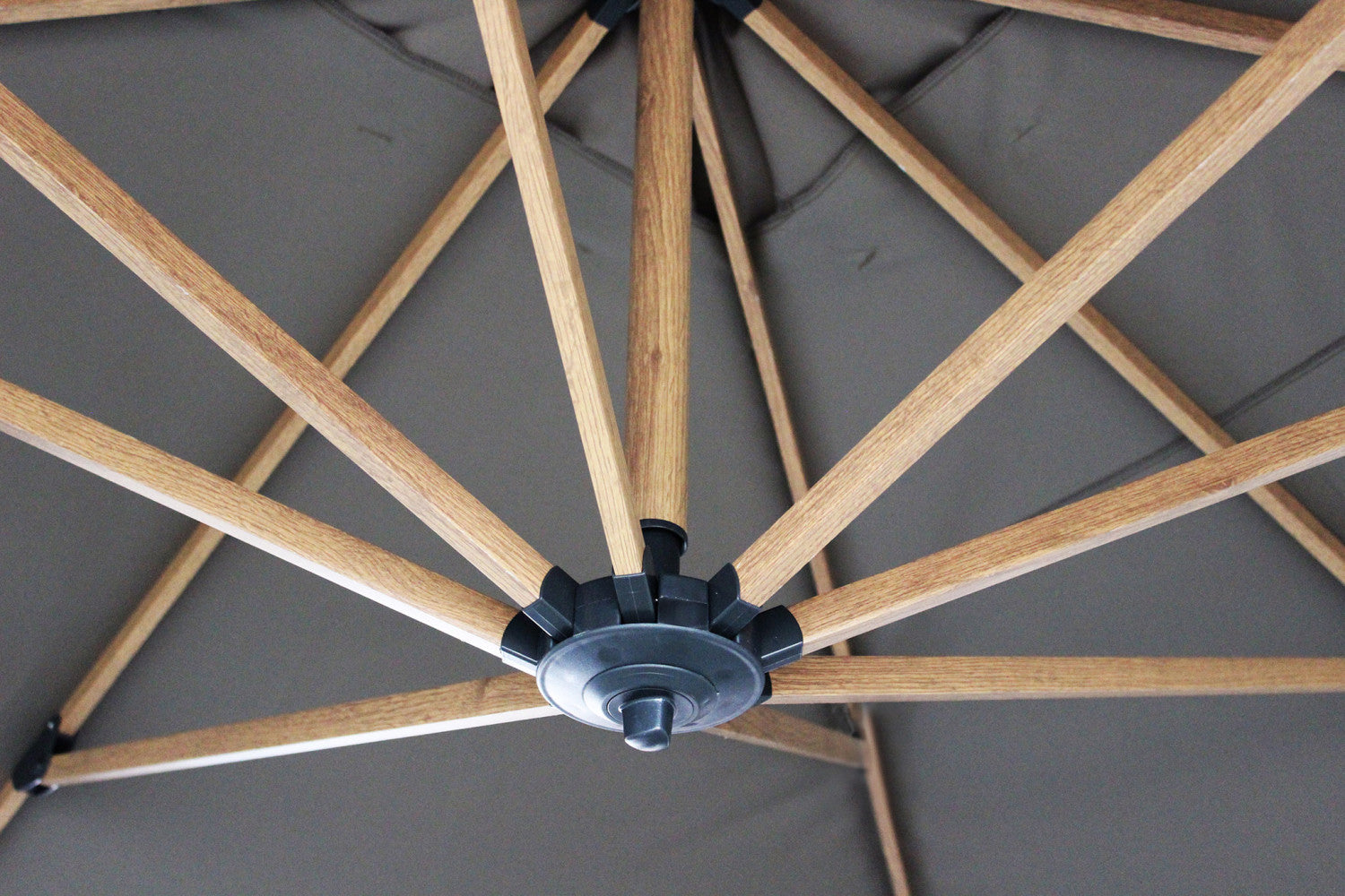 Ombrellone mendel marrone effetto legno p/l 3 x 3 taupe